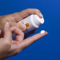 Anti-Aging Sonnenschutzcreme für das Gesicht mit Hyaluronsäure, Niacinamid und Phe-Resorcinol SPF 50
