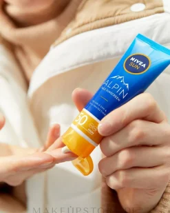 Feuchtigkeitsspendende Gesichtscreme mit Sonnen- und Kälteschutz SPF 50