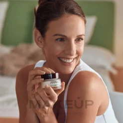Regenerierende und glättende Anti-Aging Tagescreme für Gesicht, Hals und Dekolleté mit Lifting-Effekt SPF 20
