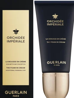 Schaum im Creme-Gesichtsreiniger